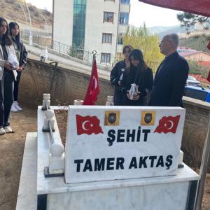 Gümüşhane Üniversitesi öğrencileri ile şehitlerimizin kabrini ziyaret ettik! - fotoğraf 1