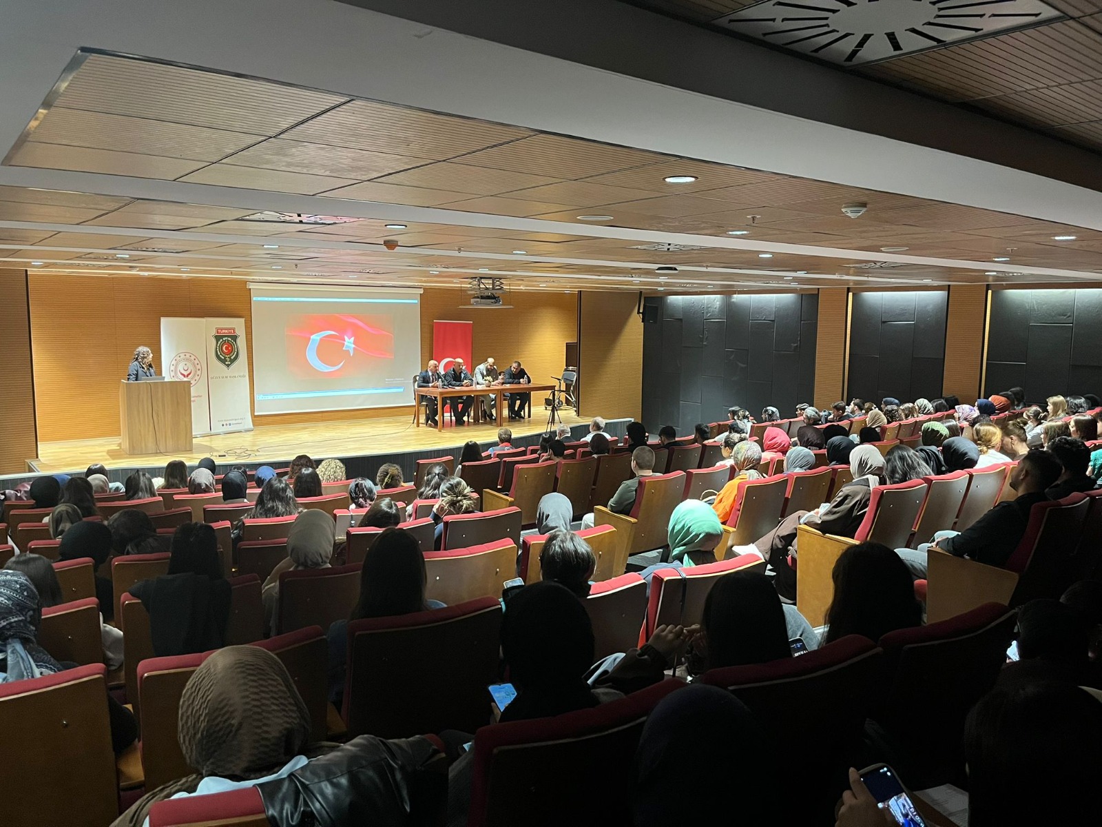 Düzce Üniversitesinde “Vatan ve Kahramanlık” Konulu Söyleşi Gerçekleştirildi.