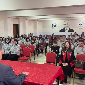 Vatan ve Kahramanlık Buluşmaları: Kıbrıs Gazimiz Medeni Solmaz Öğrencilerle Bir Arada - fotoğraf 1