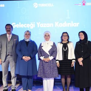 Bakan Selçuk “Geleceği Yazan Kadınlar” Ödül Töreni’nde Emine Erdoğan Hanımefendiye Eşlik Etti - fotoğraf 3