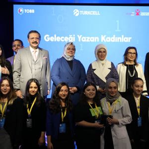 Bakan Selçuk “Geleceği Yazan Kadınlar” Ödül Töreni’nde Emine Erdoğan Hanımefendiye Eşlik Etti - fotoğraf 1