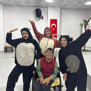 Engelli Aktif Yaşam Merkezi Müdürlüğünde hizmet alan özel gereksinimli bireyler için tiyatro etkinliği - fotoğraf 4