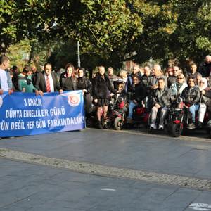 3 Aralık Dünya Engelliler Günü’nde Samsun’da Farkındalık Yürüyüşü ve Anma Töreni Gerçekleştirildi - fotoğraf 16