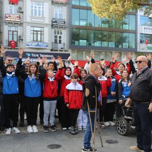 3 Aralık Dünya Engelliler Günü’nde Samsun’da Farkındalık Yürüyüşü ve Anma Töreni Gerçekleştirildi - fotoğraf 32