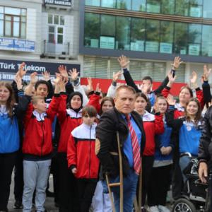 3 Aralık Dünya Engelliler Günü’nde Samsun’da Farkındalık Yürüyüşü ve Anma Töreni Gerçekleştirildi - fotoğraf 36