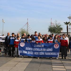 3 Aralık Dünya Engelliler Günü’nde Samsun’da Farkındalık Yürüyüşü ve Anma Töreni Gerçekleştirildi - fotoğraf 1