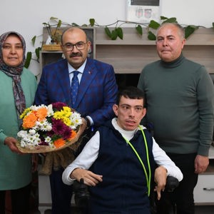 Valimiz Sayın İsmail USTAOĞLU ve Beraberindeki Heyet 3 Aralık Dünya Engelliler Günü Vesilesiyle Hane Ziyareti Gerçekleştirdi - fotoğraf 2