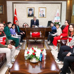 3 Aralık Dünya Engelliler Günü kapsamında özel öğrencilerimiz, Valimiz Sayın Ahmet Karakaya’yı makamında ziyaret ettiler - fotoğraf 3