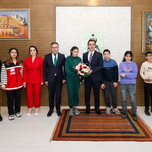 3 Aralık Dünya Engelliler Günü kapsamında özel öğrencilerimiz, Valimiz Sayın Ahmet Karakaya’yı makamında ziyaret ettiler - fotoğraf 1
