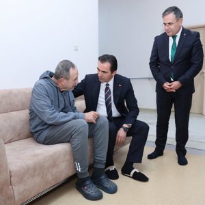 Valimiz Sayın Ahmet Karakaya ve eşi Özlem Karakaya Hanımefendi, 3 Aralık Dünya Engelliler Günü dolayısıyla İl Müdürlüğümüze bağlı Ahlat Engelsiz Yaşam Bakım Rehabilitasyon ve Aile Danışma Merkezi Müdürlüğümüzde düzenlenen programa katıldılar - fotoğraf 7