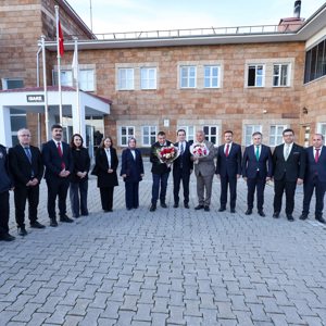 Valimiz Sayın Ahmet Karakaya ve eşi Özlem Karakaya Hanımefendi, 3 Aralık Dünya Engelliler Günü dolayısıyla İl Müdürlüğümüze bağlı Ahlat Engelsiz Yaşam Bakım Rehabilitasyon ve Aile Danışma Merkezi Müdürlüğümüzde düzenlenen programa katıldılar - fotoğraf 1
