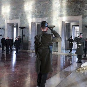 Bakanımız Göktaş, Türk kadınına seçme ve seçilme hakkı verilmesinin 91. yıl dönümünde Anıtkabir'i ziyaret etti - fotoğraf 3