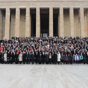 Bakanımız Göktaş, Türk kadınına seçme ve seçilme hakkı verilmesinin 91. yıl dönümünde Anıtkabir'i ziyaret etti - fotoğraf 1