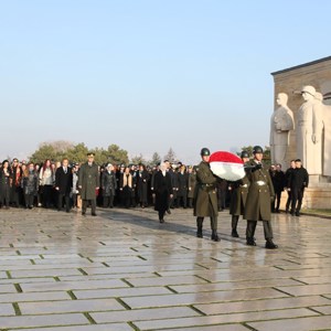 Bakanımız Göktaş, Türk kadınına seçme ve seçilme hakkı verilmesinin 91. yıl dönümünde Anıtkabir'i ziyaret etti - fotoğraf 2