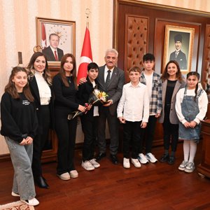 İl Müdürümüz Sayın Çiğdem AÇIKYILDIZ KAZEL ve Kırıkkale Çocuk Hakları İl Komitesi, Dünya Çocuk Hakları Günü münasebetiyle Valimiz Sayın Mehmet MAKAS’ı ziyaret ettiler. - fotoğraf 1