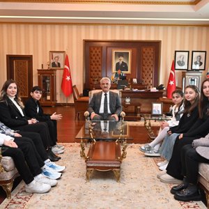 İl Müdürümüz Sayın Çiğdem AÇIKYILDIZ KAZEL ve Kırıkkale Çocuk Hakları İl Komitesi, Dünya Çocuk Hakları Günü münasebetiyle Valimiz Sayın Mehmet MAKAS’ı ziyaret ettiler. - fotoğraf 2