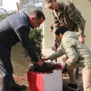 Çocuklarımız Ve Kahramanlarımızla Bayraklı Tepe’yi Fidanlarla Buluşturduk. - fotoğraf 1