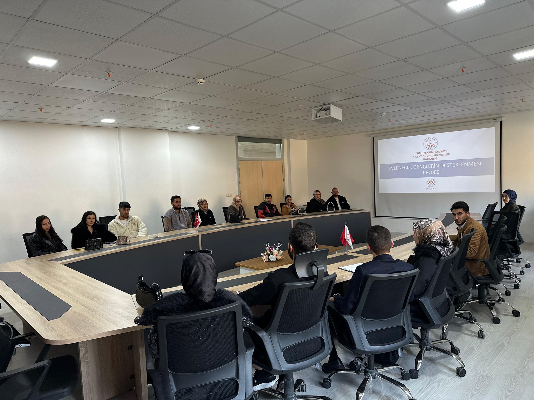 “Evlenecek Gençlerin Desteklenmesi Projesi” kapsamında çalışma arkadaşlarımız tarafından genç çiftlere evlilik öncesi eğitimi verildi.