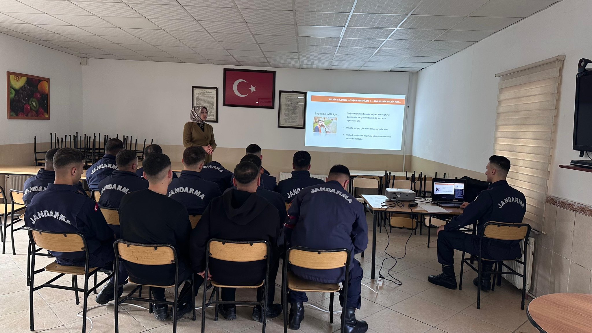 Müdürlüğümüzde görev yapan sosyal çalışmacı personelimiz tarafından Sivas Kadın Açık Cezaevinde Aile Eğitim Programı kapsamında “Aile İçi İletişim” konulu eğitim düzenlendi.