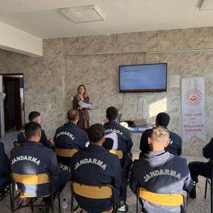 Denizli İl Jandarma Komutanlığında Aile Eğitim Programı Kapsamında Eğitimler Gerçekleştirildi - fotoğraf 4
