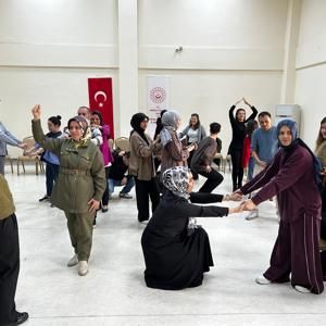 Yaratıcı Drama Atölyesi Üçüncü Oturumunda İletişim, Ritim ve Yaratıcılık Çalışmaları Yapıldı - fotoğraf 1