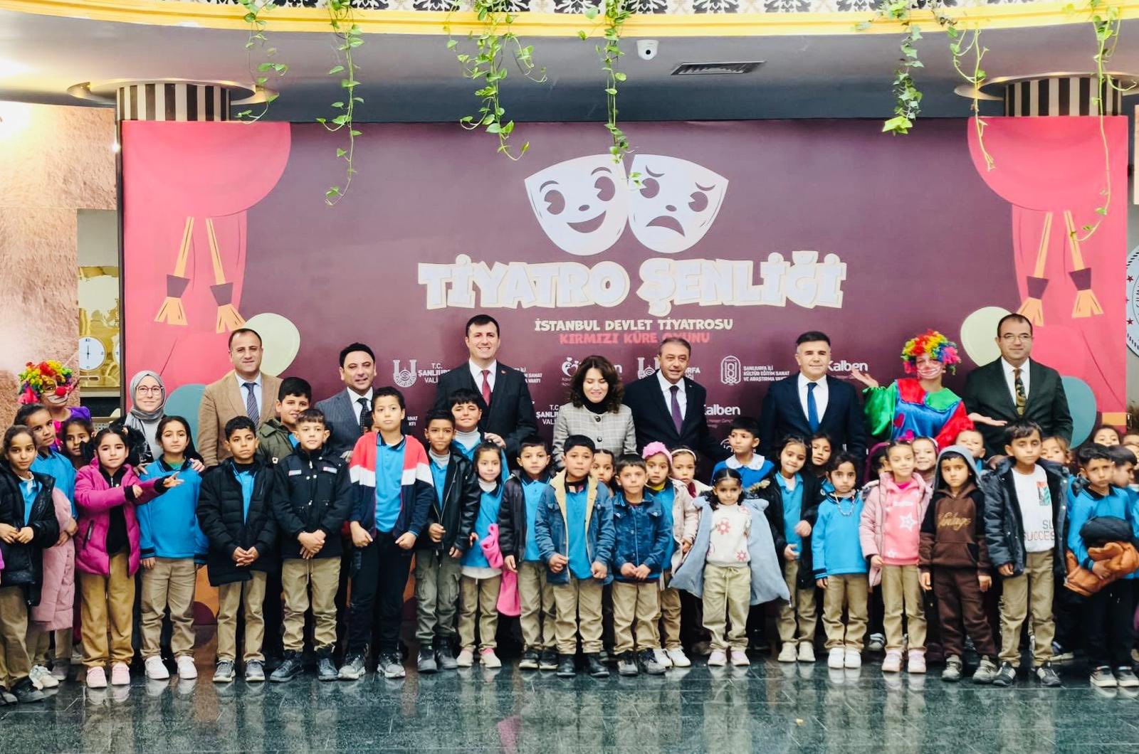 İl Müdürümüz Fatih YILMAZ ve Daire Başkanımız Ayşe TÜRKAY AYDEMİR, Tiyatro Şenliği’nde Miniklerle Buluştu.