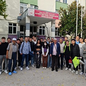 Balıkesir Meslek Yüksekokulu öğrencilerinden Huzurevi Sakinlerimize Anlamlı Ziyaret - fotoğraf 1