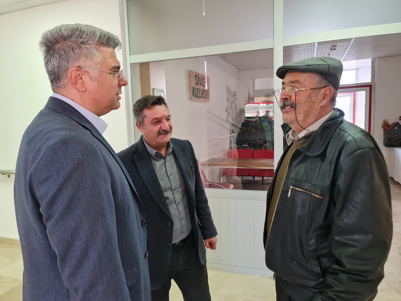 İl Müdürümüz Özgür Kırmızıtaş Sivas Huzurevi Yaşlı Bakım ve Rehabilitasyon Merkezi'ni ziyaret ederek, hayat tecrübeleriyle bizlere ışık tutan çınarlarımızla bir araya geldi.