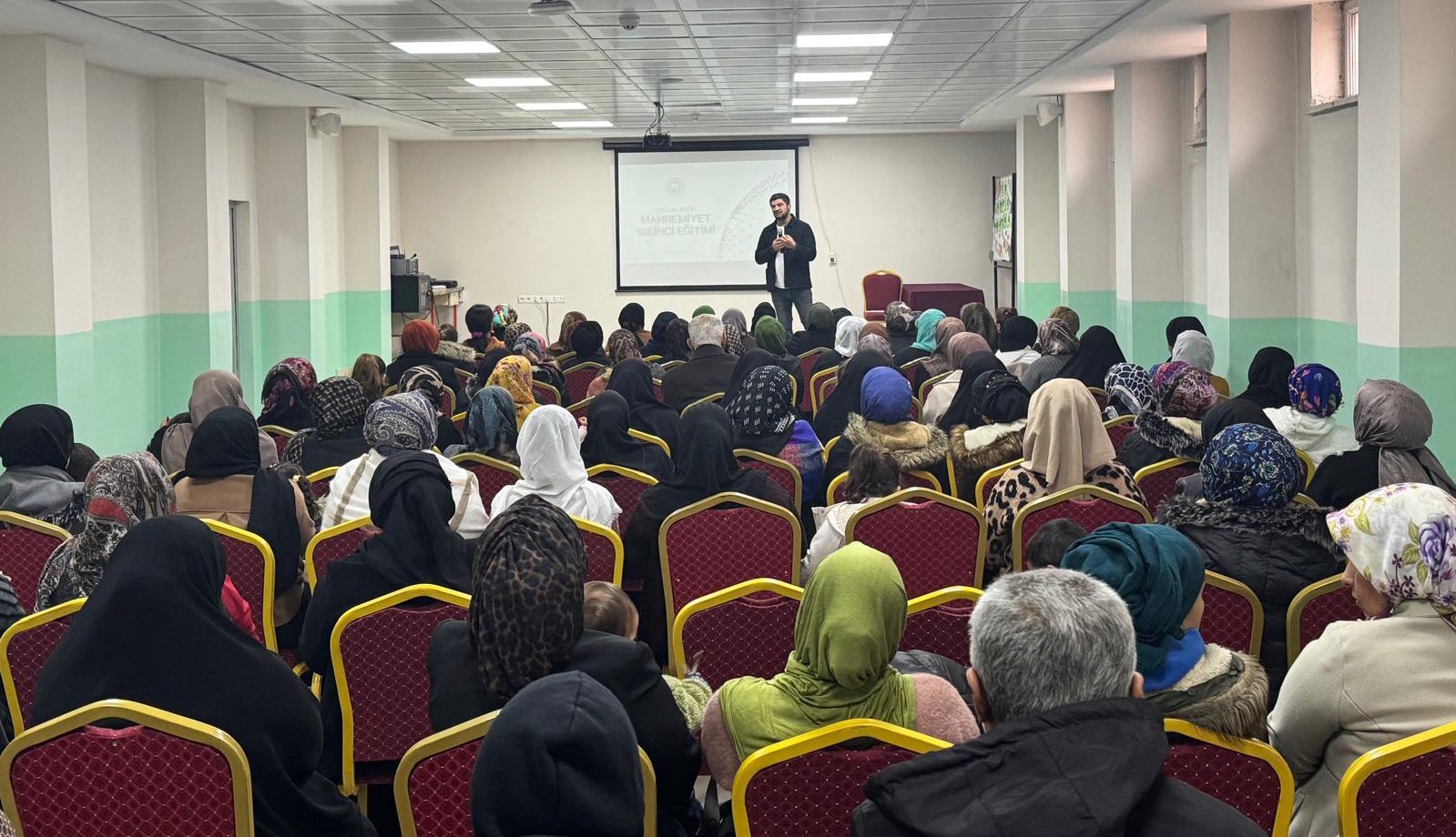 Cemil Meriç İlkokulu velilerine “Çocuklarda Mahremiyet Bilinci ve Aile Eğitim Programı” eğitimleri 