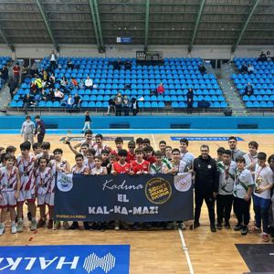 U-14 basketbol kupa töreninde “Kadına El Kalkamaz” Pankartı Açıldı. - fotoğraf 1