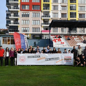 25 kasım Edirne'nin Kurtuluşu Atletizm Yarışmalarında Kadına Yönelik Şiddetle Mücadele Kapsamında Pankart Açıldı. - fotoğraf 1