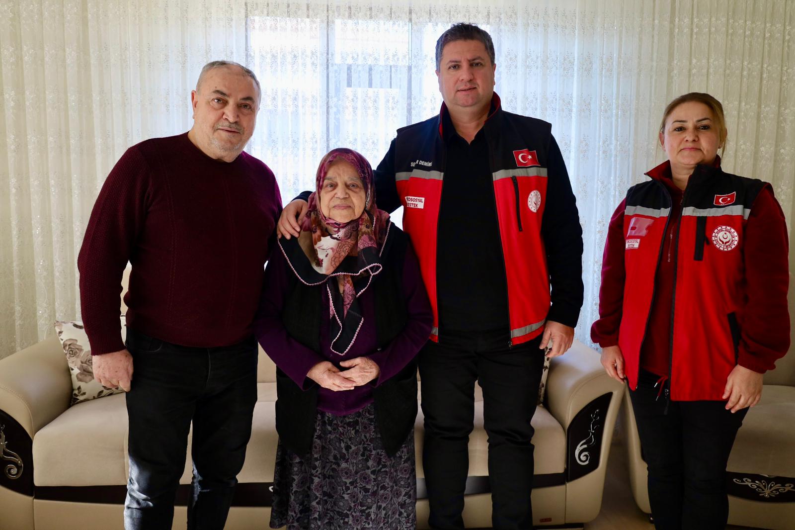 Kahraman Şehidimiz Er Hakkı Hakan Kurtar’ın Bizlere Emaneti Olan Kıymetli Annesi Hüsniye Kurtar’ı ziyaret Edip, Ellerinden Öptük.