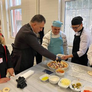 3 Aralık Dünya Engelliler Günü Kapsamında “Pizzanı Kendin Yap, Kendin Ye” Etkinliği Düzenlendi. - fotoğraf 2