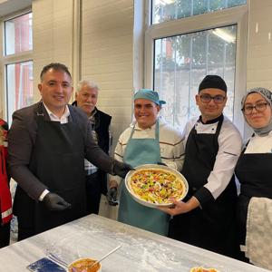 3 Aralık Dünya Engelliler Günü Kapsamında “Pizzanı Kendin Yap, Kendin Ye” Etkinliği Düzenlendi. - fotoğraf 1