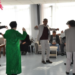 Huzurevi Sakinlerimiz İçin Doğum Günü Kutlaması ve Yıl Sonu Eğlencesi Düzenlendi. - fotoğraf 3