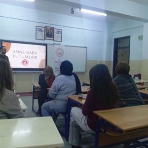 2025 Aile Yılı Kapsamında Karahasanlı Ortaokulunda Aile Eğitim Programı Düzenlendi - fotoğraf 1