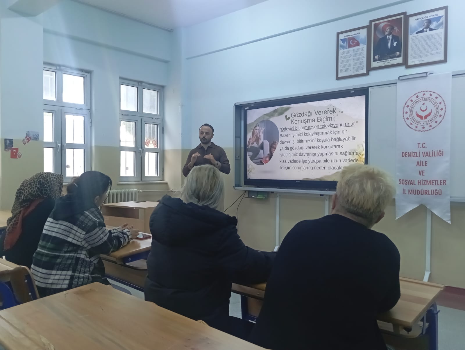 2025 Aile Yılı Kapsamında Karahasanlı Ortaokulunda Aile Eğitim Programı Düzenlendi