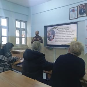 2025 Aile Yılı Kapsamında Karahasanlı Ortaokulunda Aile Eğitim Programı Düzenlendi - fotoğraf 2