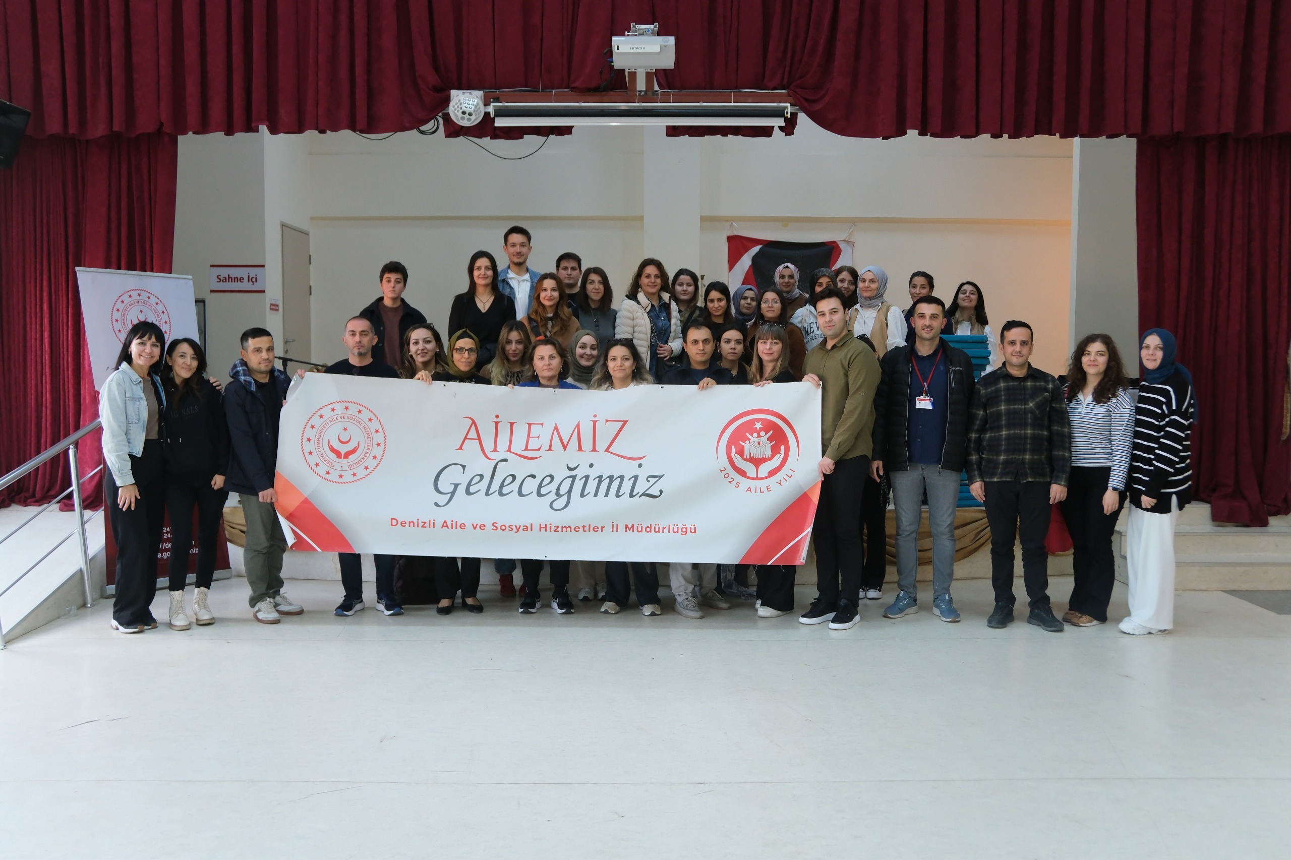 Aile Yılı Etkinlikleri Kapsamında ‘Yaratıcı Dramaya Yolculuk’ Atölyelerinin İlk Oturumu Engelsiz Yaşam Merkezinde Gerçekleştirildi