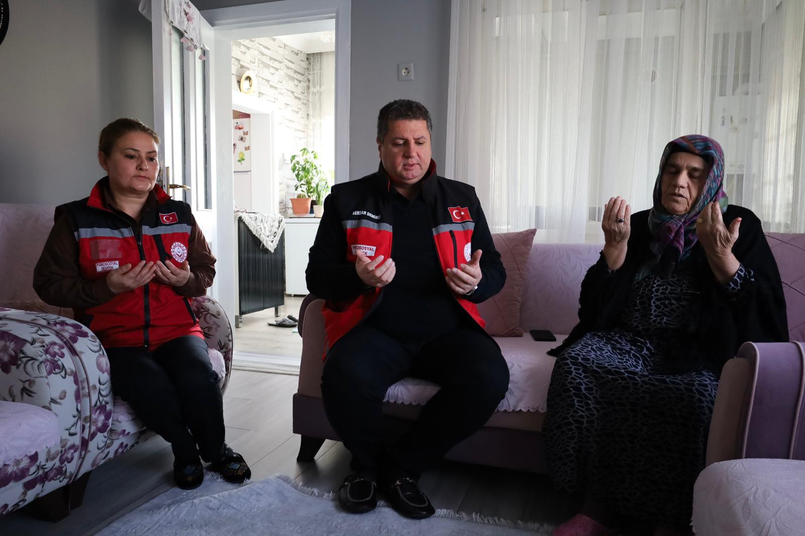 Kahraman Şehidimiz Yakup Koç’un Bizlere Emaneti Olan Kıymetli Annesi Hanife Koç’u Ziyaret Edip, Ellerinden Öptük.