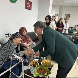 İl Müdürümüz Sayın Adem YÜCEL, Suluova Hacı Muammer Koca Huzurevi Yaşlı Bakım ve Rehabilitasyon Merkezi’ni ziyaret ederek huzurevi sakinlerimizle bir araya geldi. - fotoğraf 1