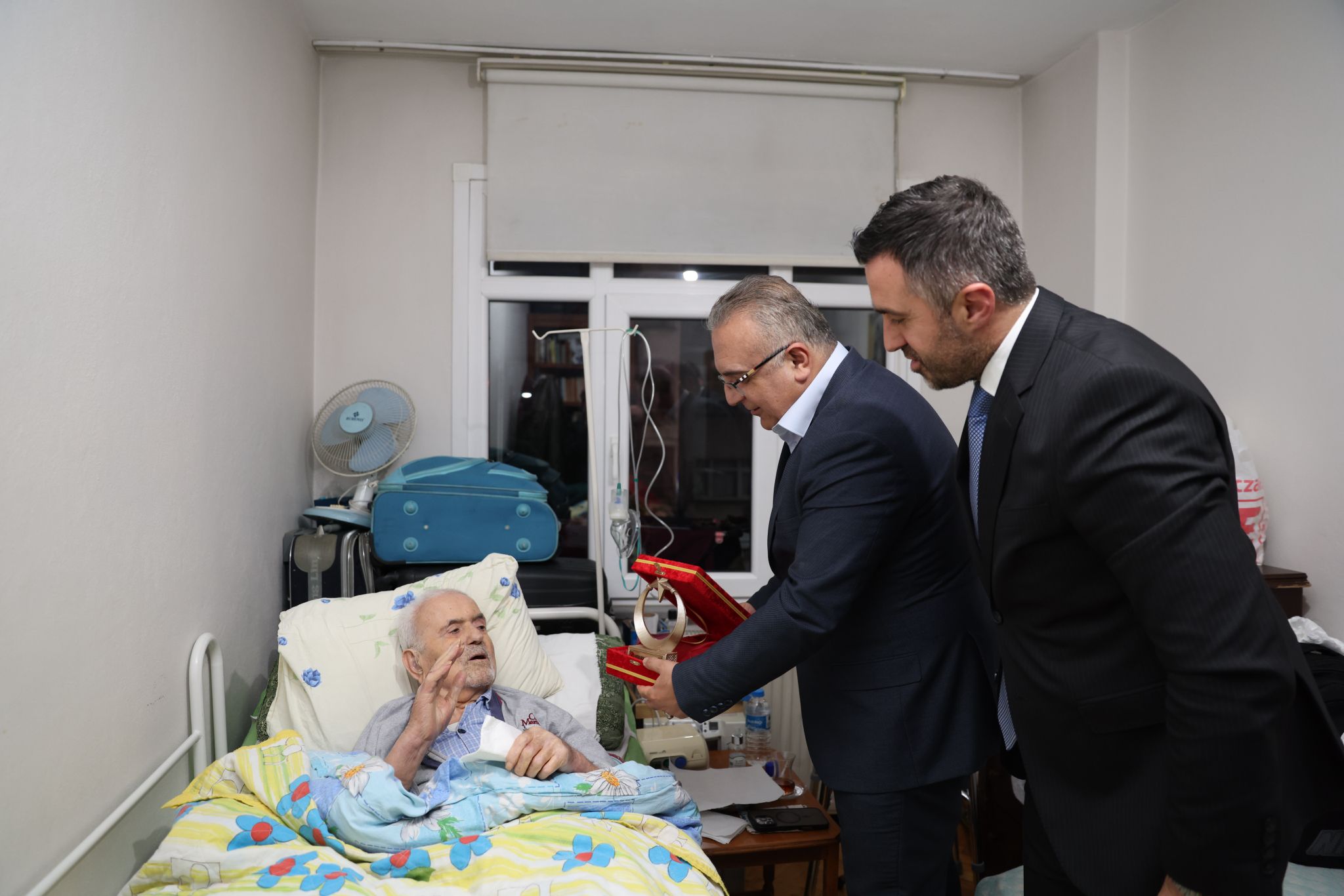 İl Müdürümüz Sn. Ömer TURAN, Bahçelievler Kaymakamı Sn. Mehmet BOZTEPE Eşliğinde Kore Gazimiz Cemal YURTSEVER’e Geçmiş Olsun Ziyaretinde Bulunmuştur