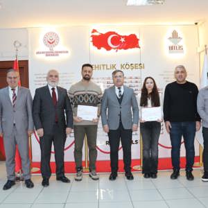 Bakanlığımız Modüler Eğitim Programı’nın başarıyla tamamlanmasında emeği geçen, eğitimi özveriyle yürüten personellerimize İl Müdürümüz Vefa Akdoğan tarafından teşekkür belgeleri takdim edildi - fotoğraf 1