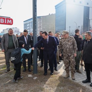 Valimiz Sayın Ahmet Karakaya, ilçe ziyaretleri kapsamında Güroymak ilçemizde esnaf ve vatandaşlarımızla bir araya geldi - fotoğraf 3