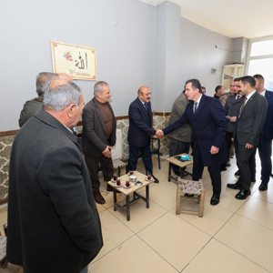 Valimiz Sayın Ahmet Karakaya, ilçe ziyaretleri kapsamında Güroymak ilçemizde esnaf ve vatandaşlarımızla bir araya geldi - fotoğraf 1