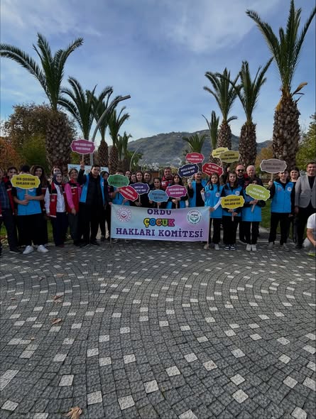 20 Kasım Dünya Çocuk Hakları Günü kapsamında düzenlenen “Haklarımı Arıyorum” oryantiring tabanlı çocuk hakları keşif yarışması, çocukların temel haklarını eğlenceli, hareketli ve katılımcı bir yöntemle öğrenmelerini amaçladı.