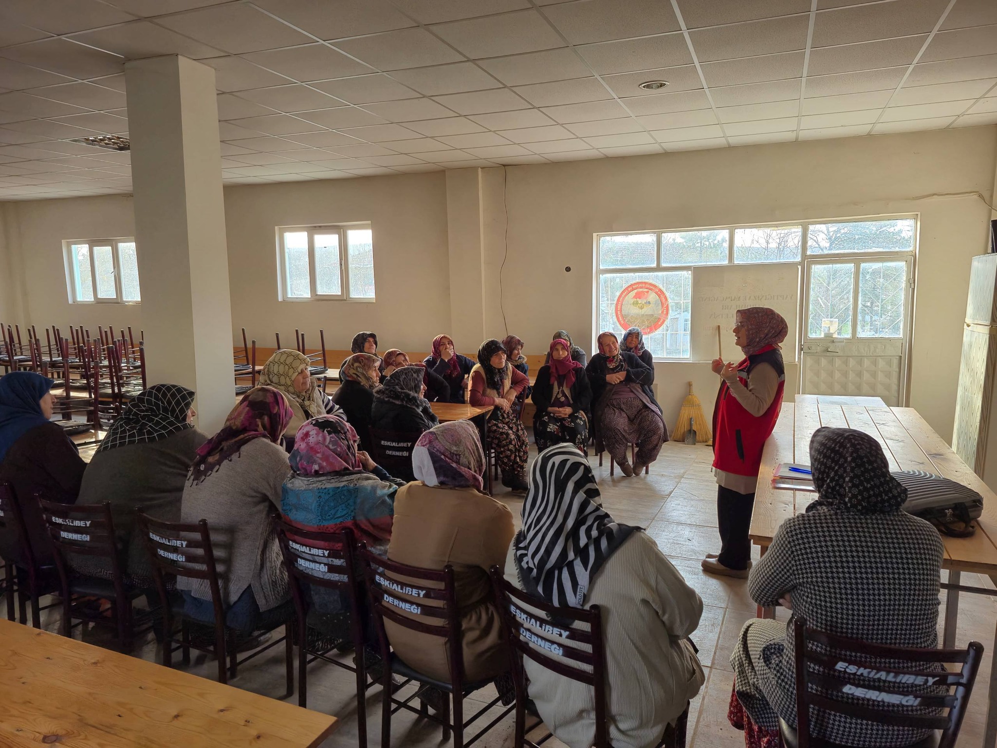 Bayat ilçesi Eskialibey Köyü’nde kadın vatandaşlara yönelik “Kadına Yönelik Şiddetle Mücadele ve KADES Uygulaması” konulu eğitim gerçekleştirildi.