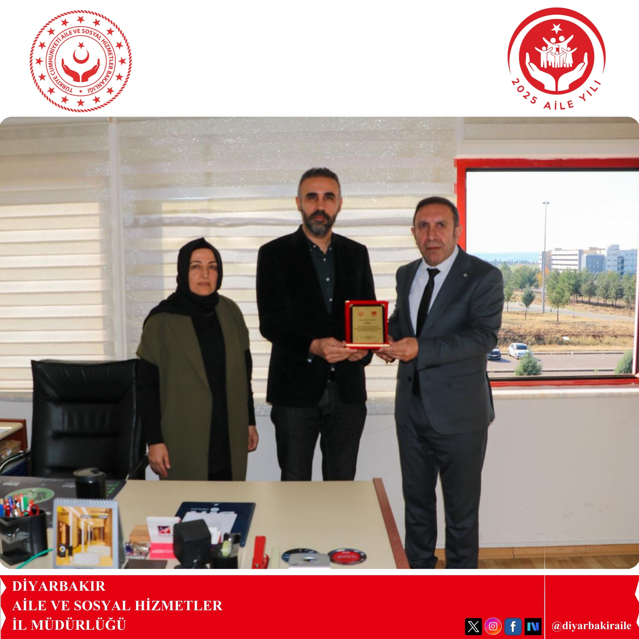 2025 Aile Yılında; Bakanlığımız ile YÖK arasında yürütülen iş birliği protokolü kapsamında İl Müdürlüğümüz çalışmalarına değerli katkılar sunan Dicle Üniversitesi öğretim görevlilerine plaketi takdim edilmiştir.