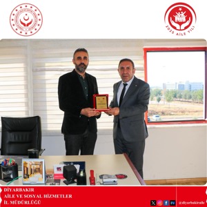 2025 Aile Yılında; Bakanlığımız ile YÖK arasında yürütülen iş birliği protokolü kapsamında İl Müdürlüğümüz çalışmalarına değerli katkılar sunan Dicle Üniversitesi öğretim görevlilerine plaketi takdim edilmiştir. - fotoğraf 1