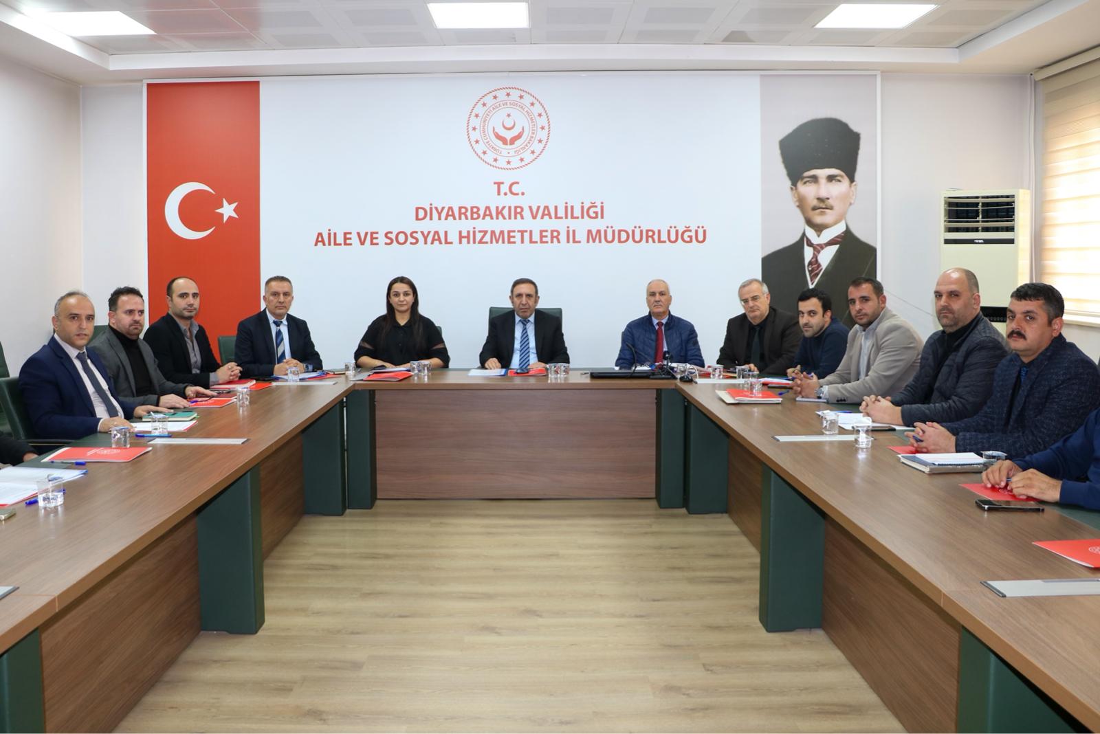 İl Müdürümüz Sayın Aydın POLAT başkanlığında; il müdür yardımcılarımız, şube müdürlerimiz ve sosyal hizmet merkezi müdürlerimizin katılımıyla yıl sonu istişare ve değerlendirme toplantısı gerçekleştirilmiştir.